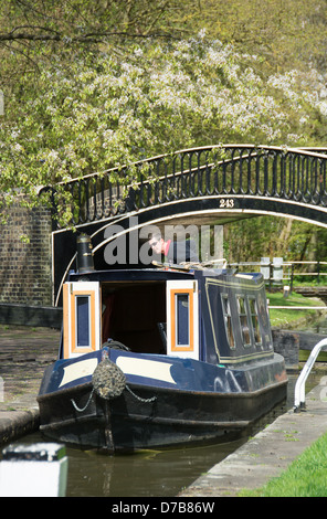 OXFORD, Regno Unito. Una barca stretta passando attraverso il blocco di Isis, che collega il fiume Tamigi con il canale di Oxford. 2013. Foto Stock