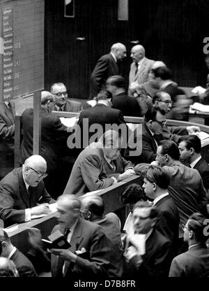 Vivace eventi a Francoforte il mercato azionario il 29 dicembre nel 1958, causato dalla svalutazione del franco francese. Foto Stock