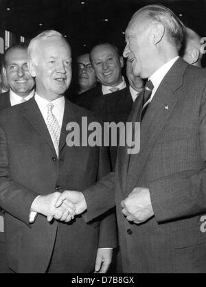 Il cancelliere tedesco Konrad Adenauer (r) si congratula con Heinrich Lübke (l) dopo Lübke'elezione a capo dello Stato il 1 Luglio nel 1959. Foto Stock