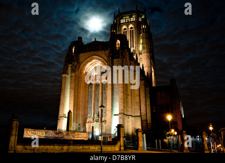 Liverpool Cattedrale Anglicana di notte con la luna piena, Regno Unito. Foto Stock