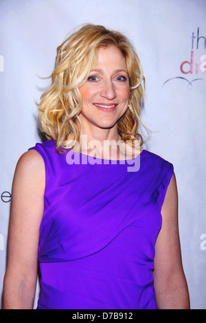 Edie Falco la 77th dramma annuale classifica alla cerimonia di premiazione e pranzo presso il Marriott Marquis Hotel - Gli arrivi di New York Foto Stock