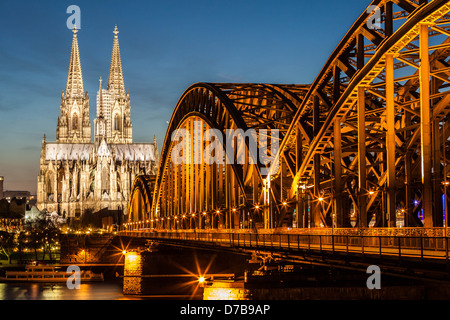 Ponte di Hohenzollern e Cattedrale di Colonia al crepuscolo, Colonia, Germania Foto Stock