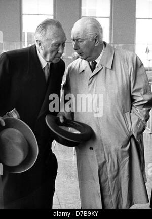 Il cancelliere Konrad Adenauer (l) parla al capo dello stato tedesco Theodor Heuss (r) all'aeroporto di Bonn poco prima della loro partenza per il Canada il 28 di Maggio di 1958. Foto Stock