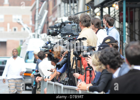 Atmosfera la copertura mediatica in attesa al di fuori della residenza temporanea di Dominique Strauss-Kahn nel giorno del suo arraignment Foto Stock