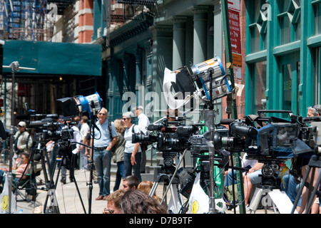 Atmosfera la copertura mediatica in attesa al di fuori della residenza temporanea di Dominique Strauss-Kahn nel giorno del suo arraignment Foto Stock