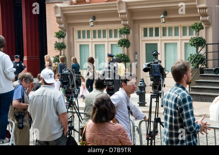Atmosfera la copertura mediatica in attesa al di fuori della residenza temporanea di Dominique Strauss-Kahn nel giorno del suo arraignment Foto Stock