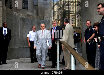 Benjamin Brafman e William Taylor gli avvocati di Dominique Strauss-Kahn al di fuori di organi giurisdizionali penali Building di New York, dove Foto Stock