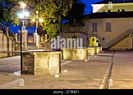 Cinque pozzi quadrato in Zadar vista notturna, Dalmazia, Croazia Foto Stock