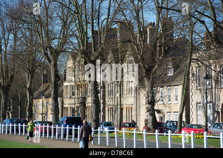 WITNEY, OXFORDSHIRE, Regno Unito. Case sulla Chiesa verde nel centro della città. 2013. Foto Stock