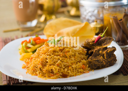 Biryani montone papadam riso con sfondo tradizionale Foto Stock