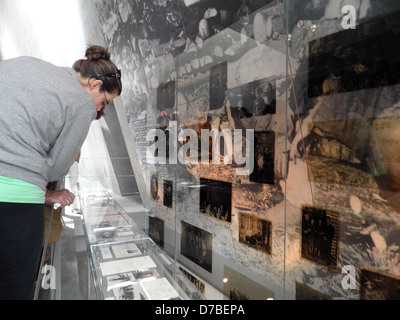 Visitando il Museo di Storia dell'Olocausto a Yad Vashem a Gerusalemme Foto Stock