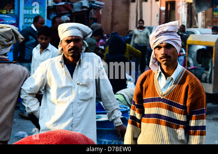 AGRA, India - 23 gennaio: lavoratori edili riparare road vicino al Taj Mahal il 23 gennaio 2013 in Agra. Foto Stock