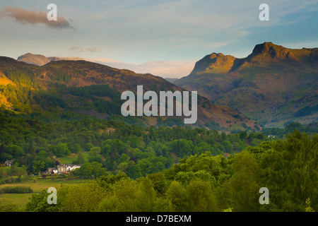 Guardando verso il langdale pikes dalla rupe neaum Foto Stock