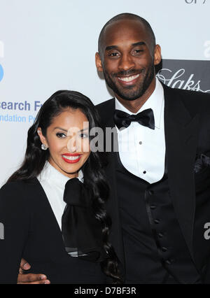 Los Angeles, California, USA. Il 2 maggio 2013. LA Lakers giocatore di basket Kobe Bryant e moglie Vanessa arrivano al 'indimenticabile serata' evento del cancro che beneficiano FEI donna Cancer research fund presso il Beverly Wilshire Hotel di Los Angeles. Credito: Sydney Alford / Alamy Live News Foto Stock