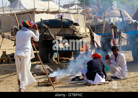 Pushkar, fiera,Camel,carrello,proprietario,Herder,imbrancandosi,deserto,indiana, Festival,Mela,Bazaar, ,l'etnia,testine, sciarpa,Rajsathan,rurale, scena, Foto Stock