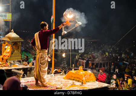 VARANASI, India - 26 gennaio: uomo compie la ganga Aarti rituale mentre la folla in barche di osservare il 26 gennaio a Varanasi. Foto Stock