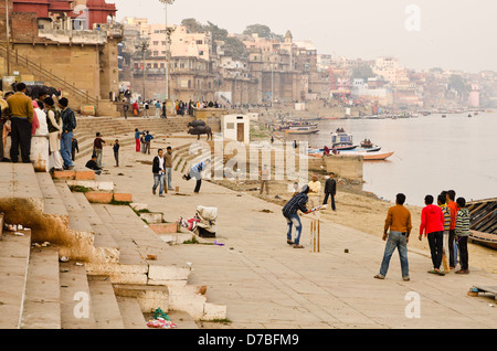 VARANASI, India - 27 gennaio: i locali giocare a cricket lungo i ghats il 27 gennaio 2013 a Varanasi. Foto Stock