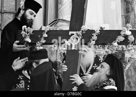 Gerusalemme, Israele. Il 3 maggio 2013. Migliaia di ortodossi orientali cristiani prendere parte in crucessions lungo la Via Dolorosa, ripercorrendo gli ultimi passi di Gesù, il santo e grande venerdì, che precede la Pasqua. Emozioni climax sull approccio alla Chiesa del Santo Sepolcro. Credito: Nir Alon / Alamy Live News Foto Stock