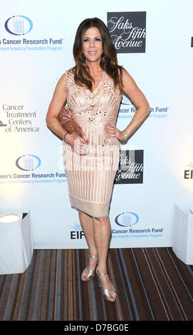 Los Angeles, California, USA. Il 2 maggio 2013. Rita Wilson arriva al 'indimenticabile serata' evento del cancro che beneficiano FEI donna Cancer research fund presso il Beverly Wilshire Hotel di Los Angeles. Credito: Sydney Alford / Alamy Live News Foto Stock