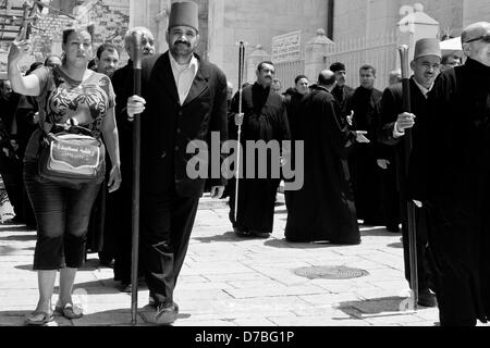 Gerusalemme, Israele. Il 3 maggio 2013. Migliaia di ortodossi orientali cristiani prendere parte in crucessions lungo la Via Dolorosa, ripercorrendo gli ultimi passi di Gesù, il santo e grande venerdì, che precede la Pasqua. Emozioni climax sull approccio alla Chiesa del Santo Sepolcro. Credito: Nir Alon / Alamy Live News Foto Stock