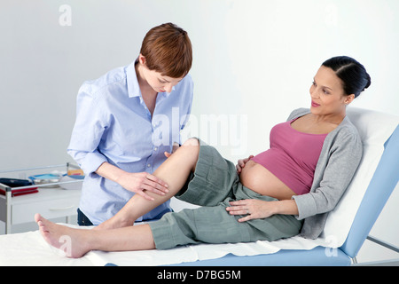 Sintomatologia della gamba, donna in stato di gravidanza Foto Stock