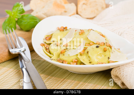 Ravioli - Italiano uovo e spinaci pasta con basilico, ricotta e pinoli il riempimento marrone con burro, pinoli e salsa di salvia. Foto Stock