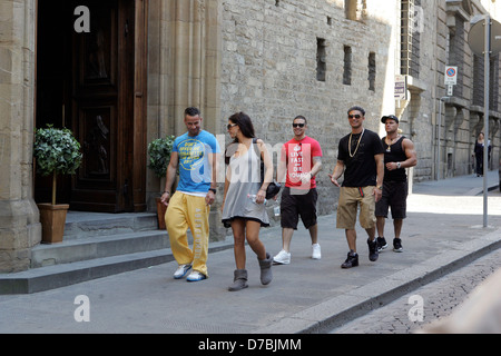 DJ Pauly D, Mike "La situazione' Sorrentino, Vinny Guadagnino e Ronnie Ortiz-Magro, Jennifer "" JWOWW Farley il cast di 'Jersey Shore' visita una pizzeria dove lavoreranno durante il soggiorno a Firenze Firenze, Italia - 18.05.11 Foto Stock