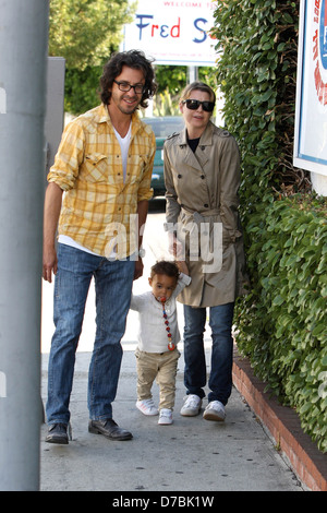 Ellen Pompeo è visto lasciare Fred Segal con la sua bimba Stella Luna Pompeo Ivery Los Angeles, California - 17.05.11 Foto Stock