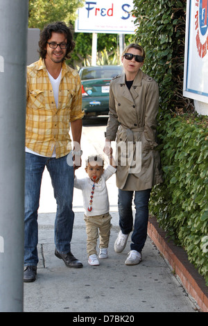Ellen Pompeo è visto lasciare Fred Segal con la sua bimba Stella Luna Pompeo Ivery Los Angeles, California - 17.05.11 Foto Stock