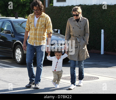 Ellen Pompeo è visto lasciare Fred Segal con la sua bimba Stella Luna Pompeo Ivery Los Angeles, California - 17.05.11 Foto Stock