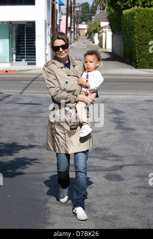 Ellen Pompeo è visto lasciare Fred Segal con la sua bimba Stella Luna Pompeo Ivery Los Angeles, California - 17.05.11 Foto Stock