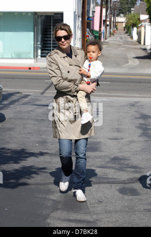 Ellen Pompeo è visto lasciare Fred Segal con la sua bimba Stella Luna Pompeo Ivery Los Angeles, California - 17.05.11 Foto Stock