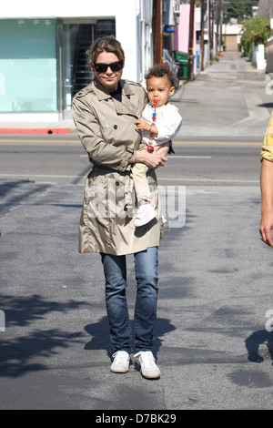 Ellen Pompeo è visto lasciare Fred Segal con la sua bimba Stella Luna Pompeo Ivery Los Angeles, California - 17.05.11 Foto Stock