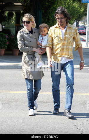 Ellen Pompeo è visto lasciare Fred Segal con la sua bimba Stella Luna Pompeo Ivery Los Angeles, California - 17.05.11 Foto Stock