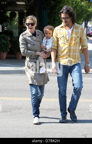 Ellen Pompeo è visto lasciare Fred Segal con la sua bimba Stella Luna Pompeo Ivery Los Angeles, California - 17.05.11 Foto Stock