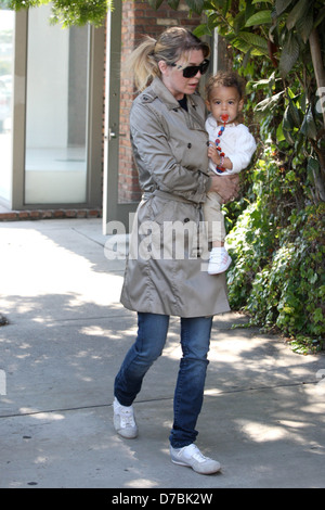 Ellen Pompeo è visto lasciare Fred Segal con la sua bimba Stella Luna Pompeo Ivery Los Angeles, California - 17.05.11 Foto Stock