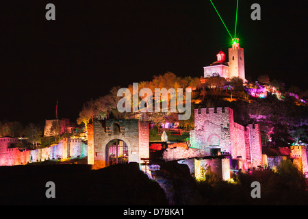 I riflettori Tsarevets fortezza e luce laser e sound show, Veliko Tarnovo, Bulgaria Foto Stock