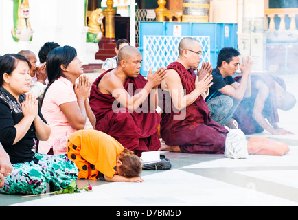 La preghiera dei buddisti, Shwedagon pagoda Yangon, Birmania (Myanmar) Foto Stock