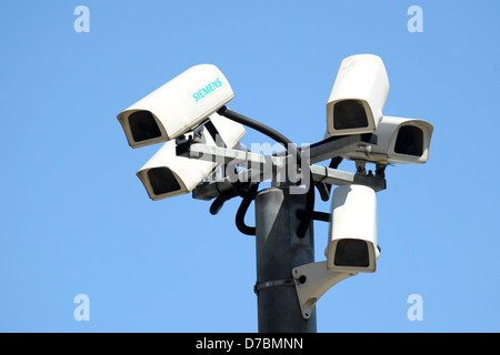 Diverse telecamere TVCC affastellati assieme con un cielo blu sullo sfondo. Foto Stock