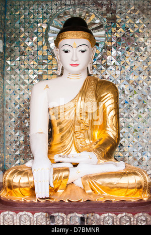 Statua del Buddha, Shwedagon pagoda Yangon, Birmania (Myanmar) Foto Stock