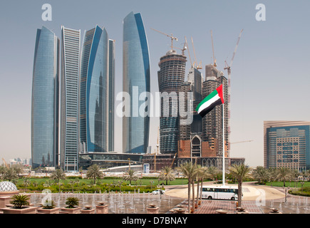 Vista da Emirates Palace di costruzione di Etihad Towers di Abu Dhabi, Emirati arabi uniti Foto Stock