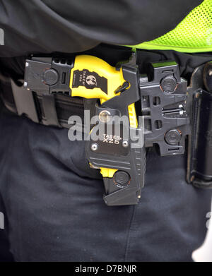 Malga Taser, polizia taser arma, X26 taser, REGNO UNITO Foto Stock