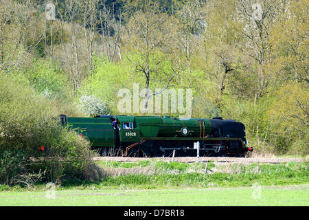 Buckland, Surrey, Regno Unito. Il 3 maggio 2013. Il British Pullman VS Orient Express locomotiva a vapore BR(S) Marina Mercantile Clan Classe Linea 4-6-2 n. 35028 velocità attraverso le colline del Surrey a Buckland, Dorking in Surrey, 1500hrs venerdì 3 maggio 2013 lungo il tragitto per la stazione di London Victoria. Foto di Lindsay Constable/Alamy Live News Foto Stock