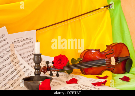 Viola con rose rosse sul foglio di notes Foto Stock