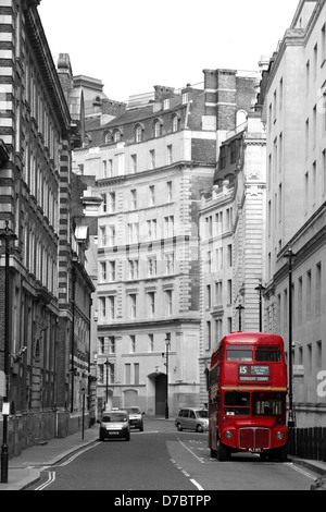 A Londra autobus parcheggiato in fondo a una strada laterale nel centro di Londra. Foto Stock