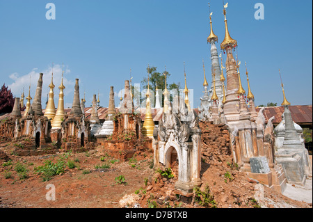 Gold & mattone stupa di Shwe Inn Thein pagoda Lago Inle Myanmar (Birmania) Foto Stock