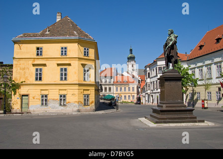 Gyor, Western oltre Danubio, Ungheria. Becsi kapu ter (quadrato) Statua di Karoly Kisfaludy (poeta e drammaturgo 1788-1830) Foto Stock