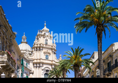 Europa Italia, sicilia,,Ragusa Ibla, la Piazza del Duomo di San Giorgio duomo progettato da Rosario Gagliardi Foto Stock