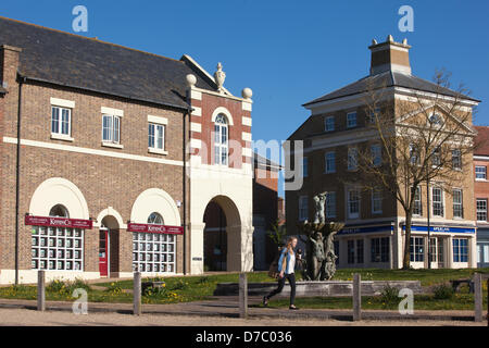 Fontana a Bridport Road in Poundbury, Dorset, Inghilterra, Regno Unito. Il 3 maggio, 2013. La figura mostra il Dorset villaggio di Poundary, che celebra il suo ventesimo anniversario vicino a Dorchester, Sud Ovest dell'Inghilterra. Foto Stock