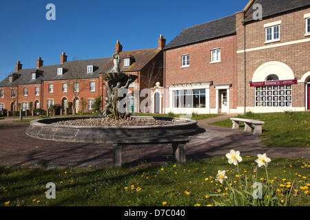 Fontana a Bridport Road in Poundbury, Dorset, Inghilterra, Regno Unito. Il 3 maggio, 2013. La figura mostra il Dorset villaggio di Poundbury che celebra il suo ventesimo anniversario vicino a Dorchester, Sud Ovest dell'Inghilterra. Foto Stock